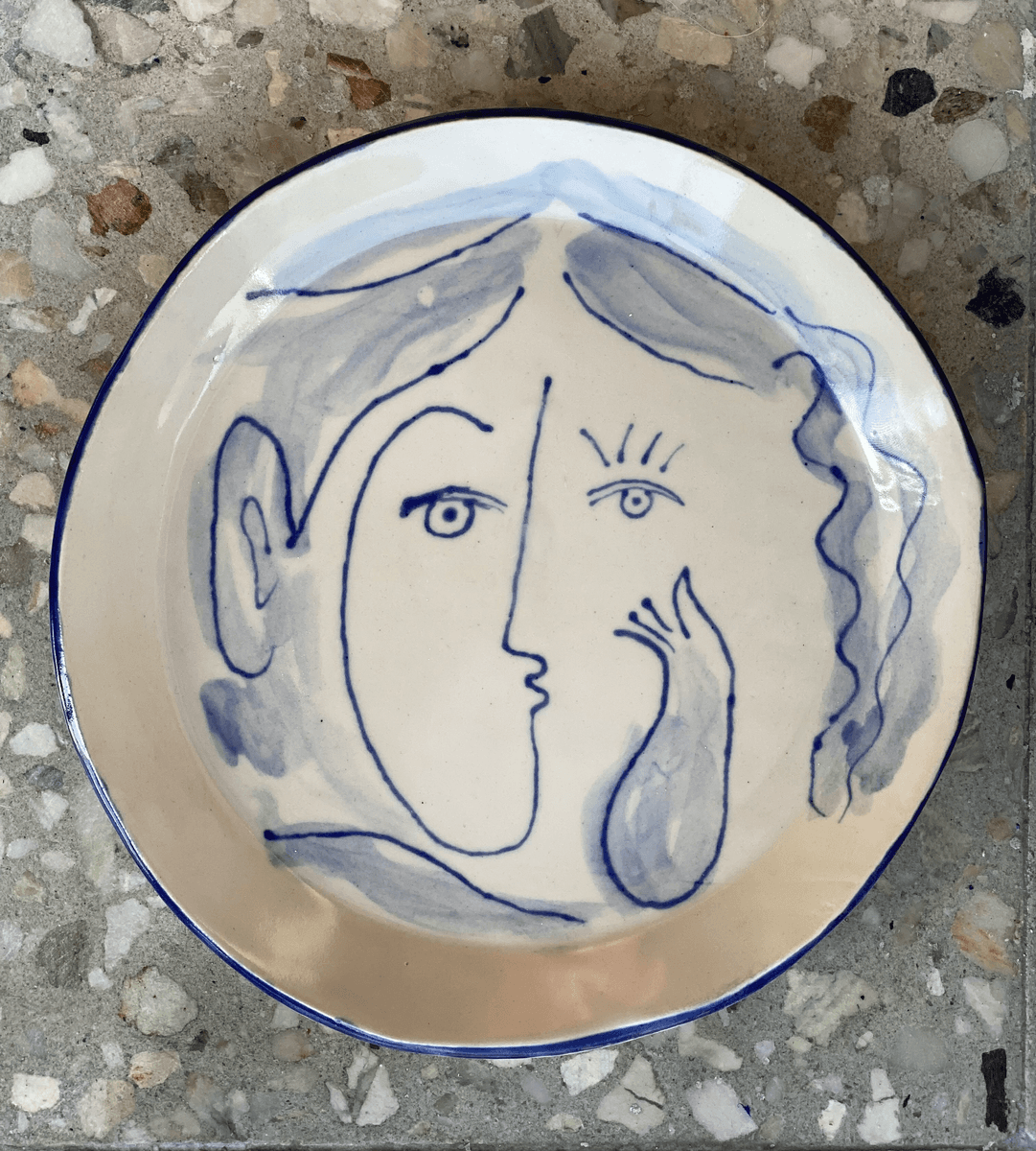 صحن وجوه من متجر طين