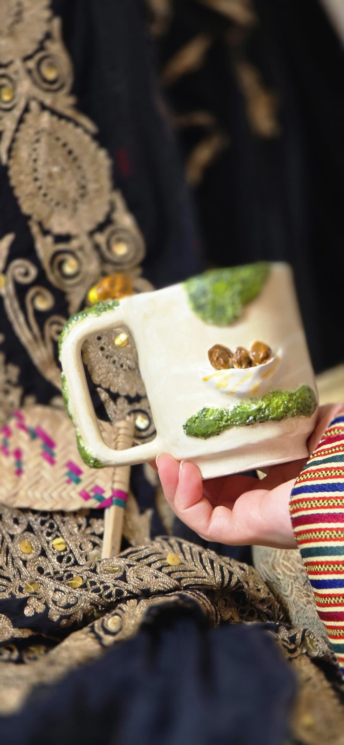 كوب فخاري يدوي بتصميم الدلّة الحساوية من متجر اكواب سُكر