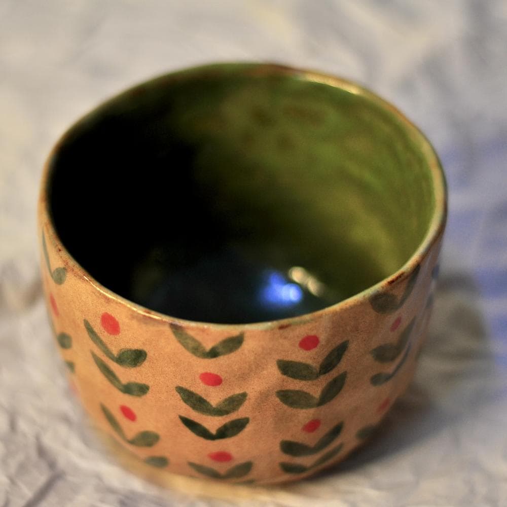 كوب فخاري صغير بنقشة أوراق وزهور يدوية من متجر Bastet Atelier