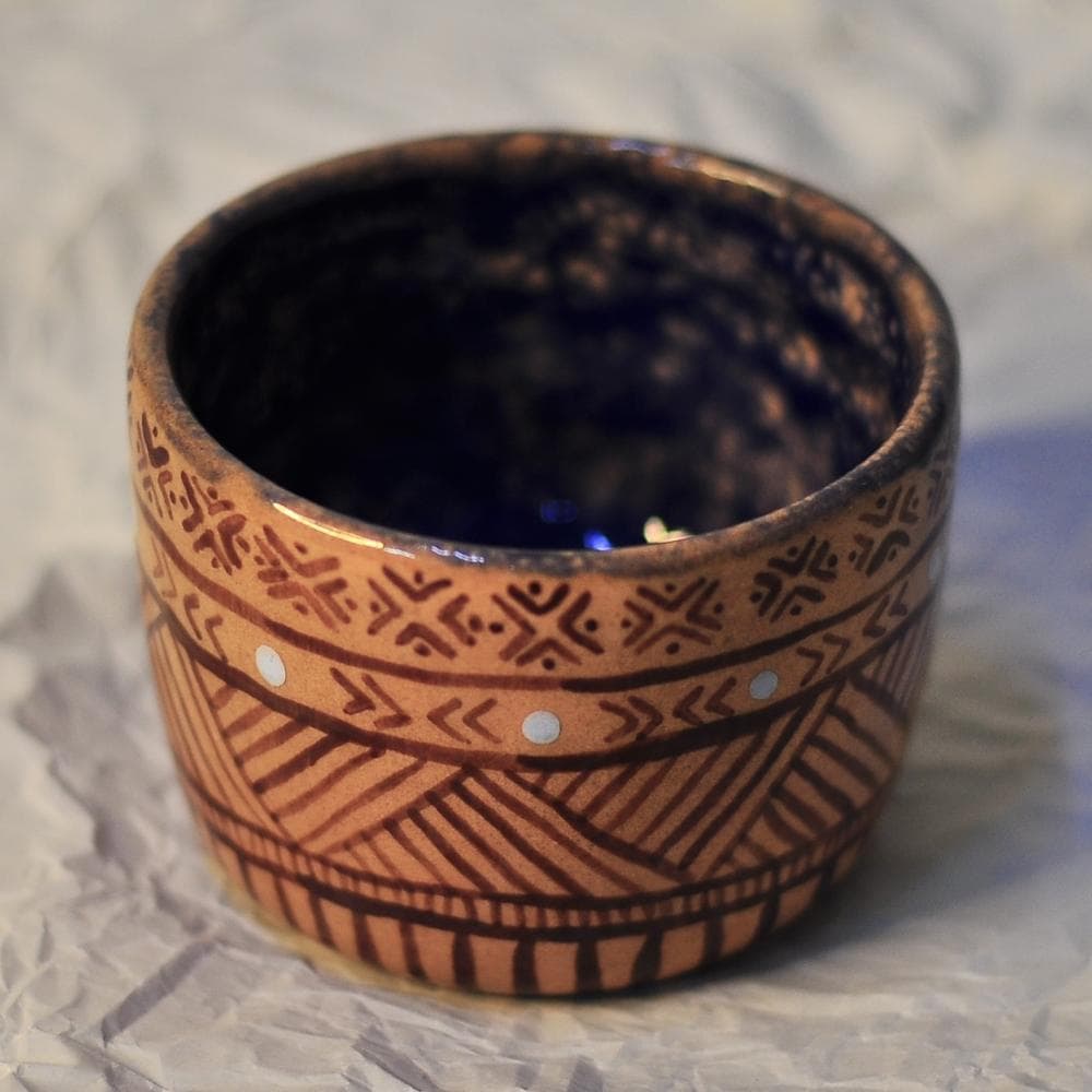 كوب فخاري بنقوش تراثية وطلاء داخلي أزرق من متجر Bastet Atelier