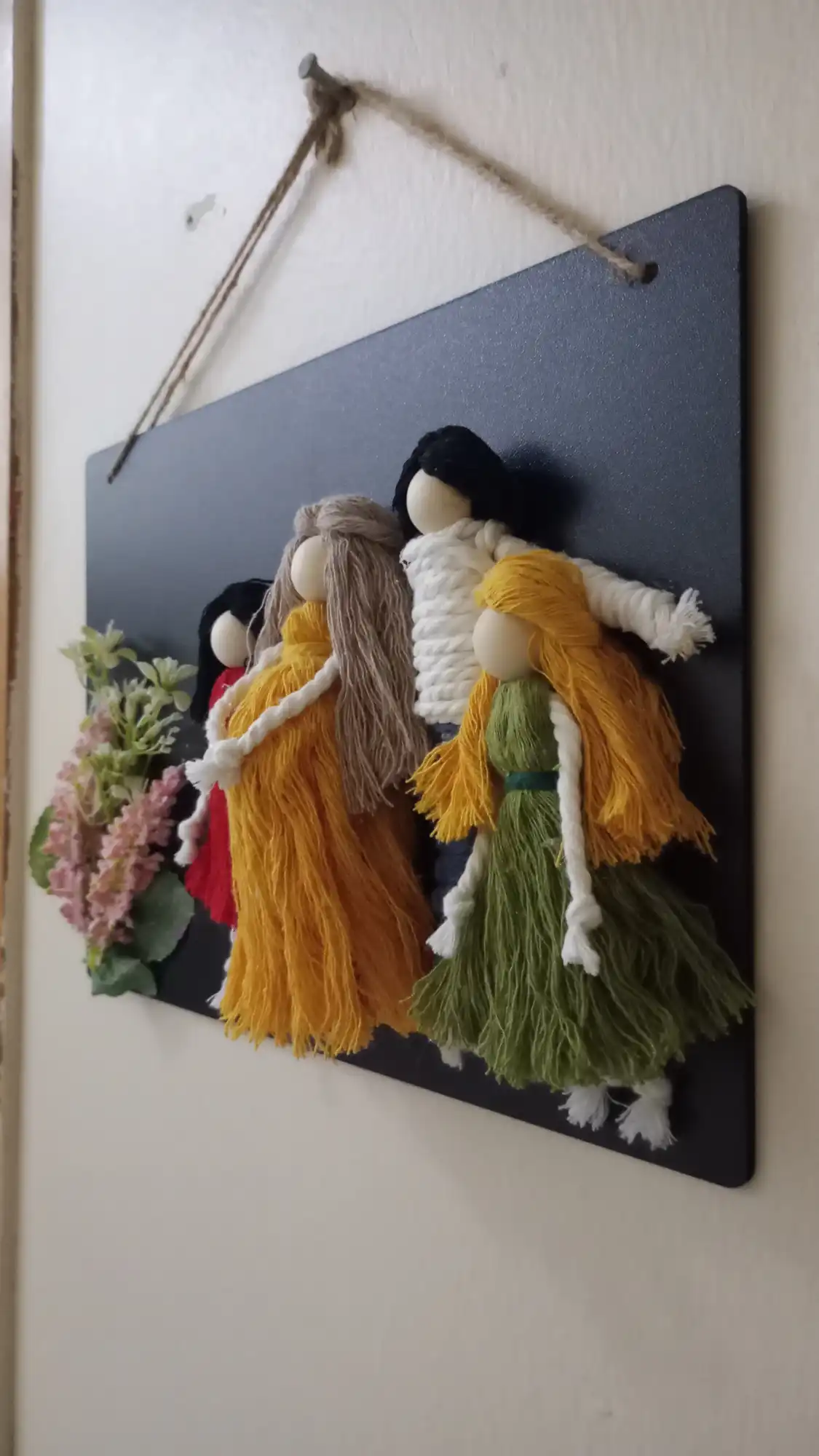 لوحة بعرايس مكرمية من متجر .....