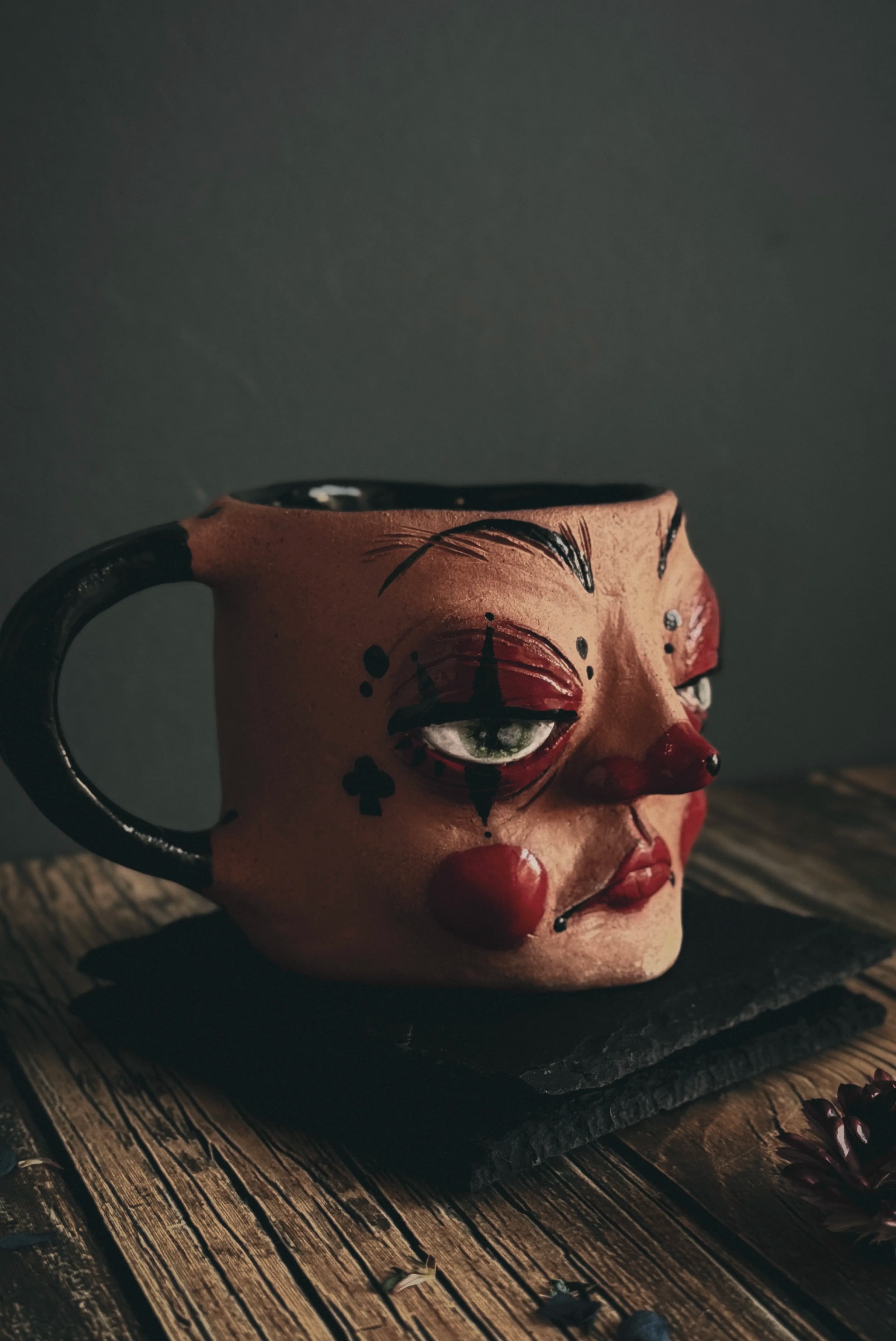 كوب الجوكر" 🃏 من متجر حكايات الطين الأحمر