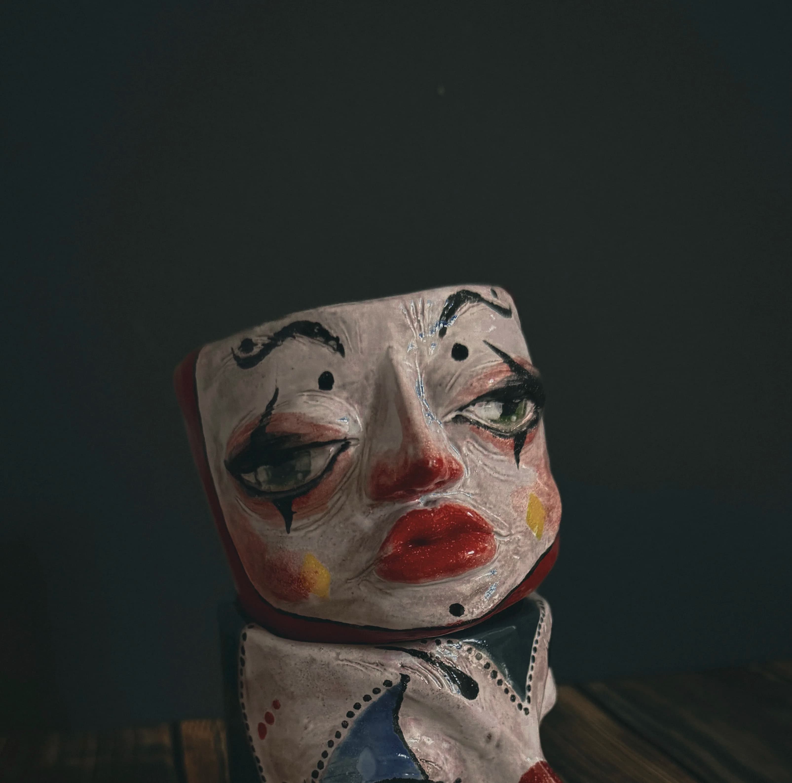 المهرج الأحمر من متجر حكايات الطين الأحمر