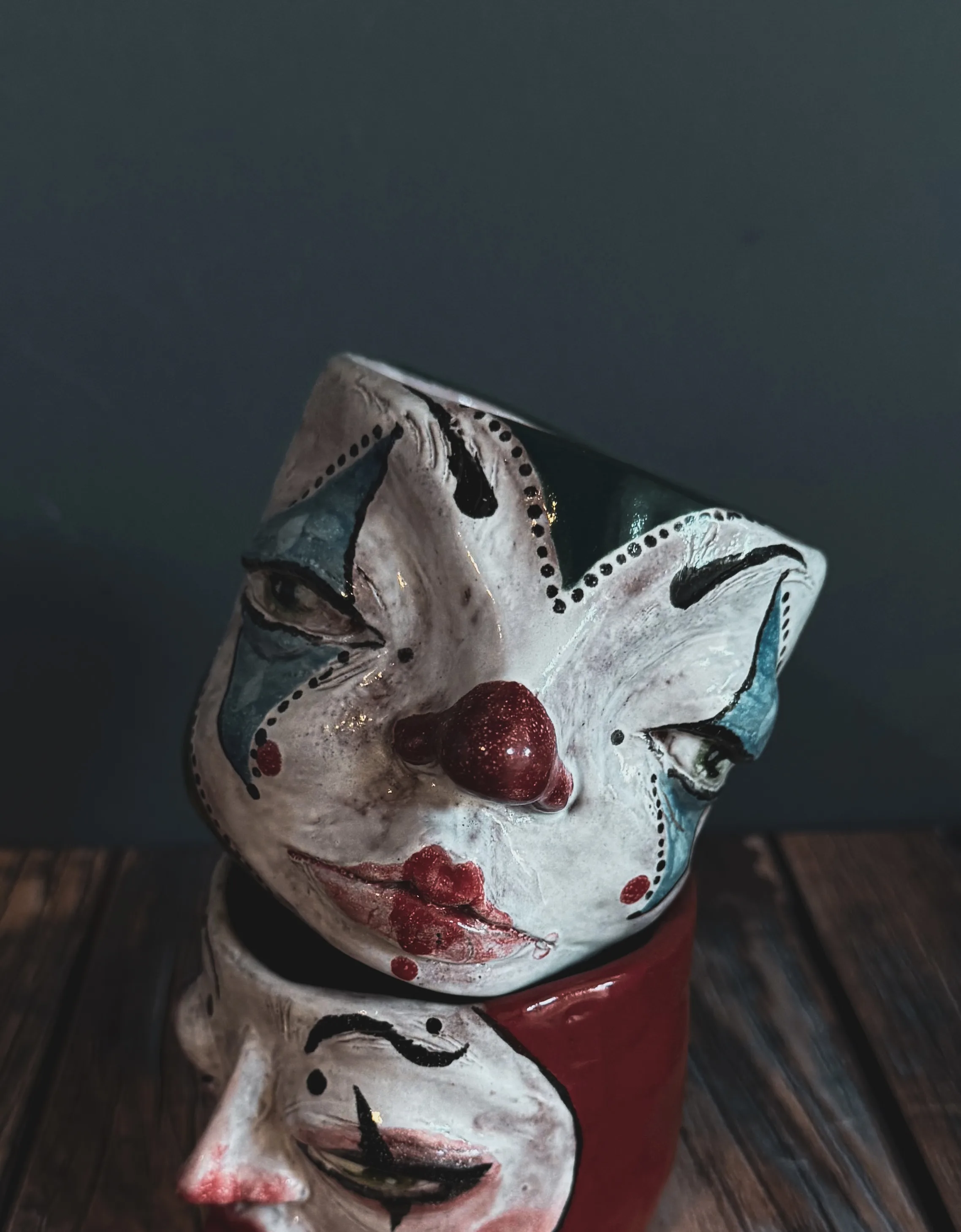 المهرج الأخضر من متجر حكايات الطين الأحمر