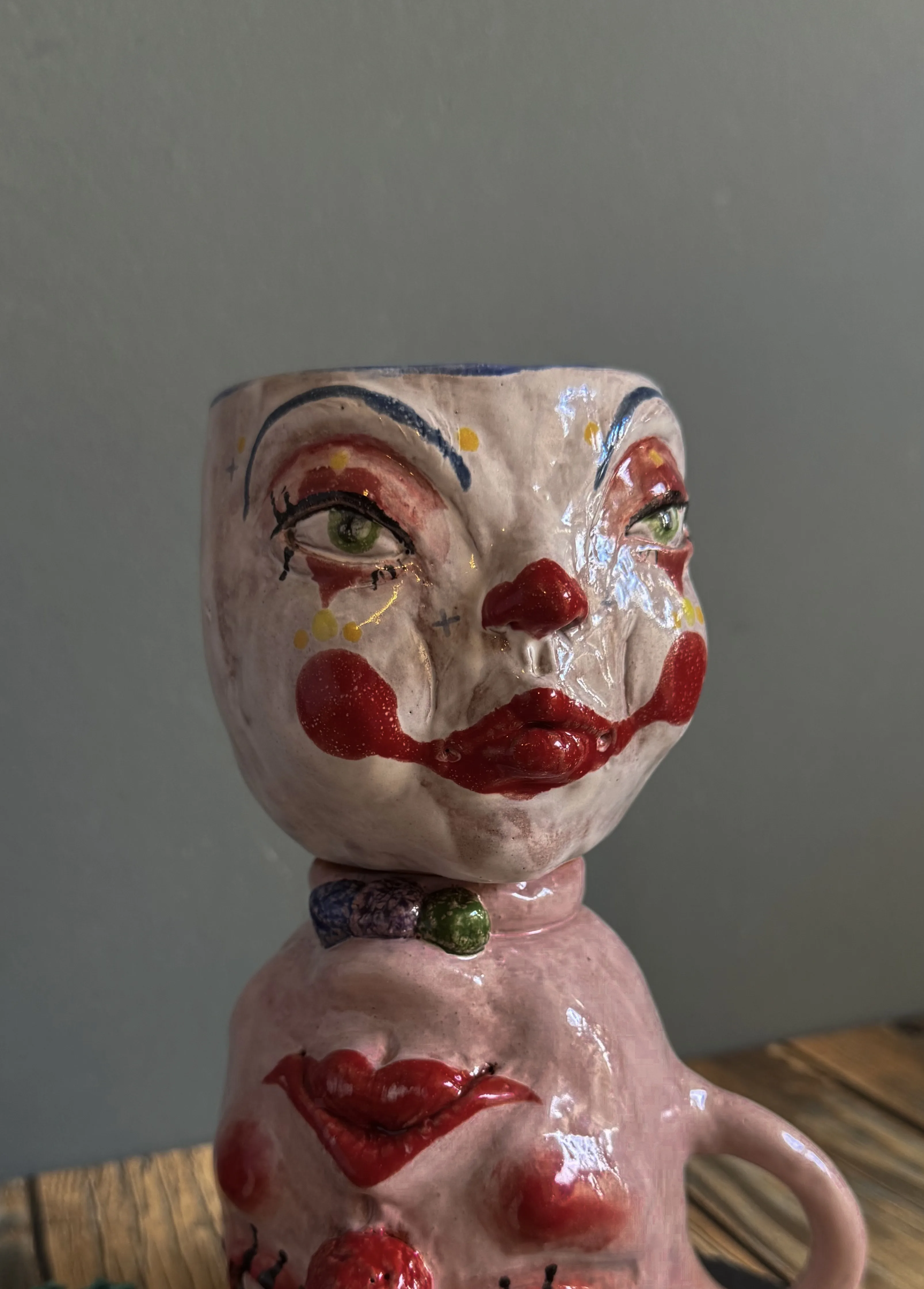 المهرج الأزرق من متجر حكايات الطين الأحمر