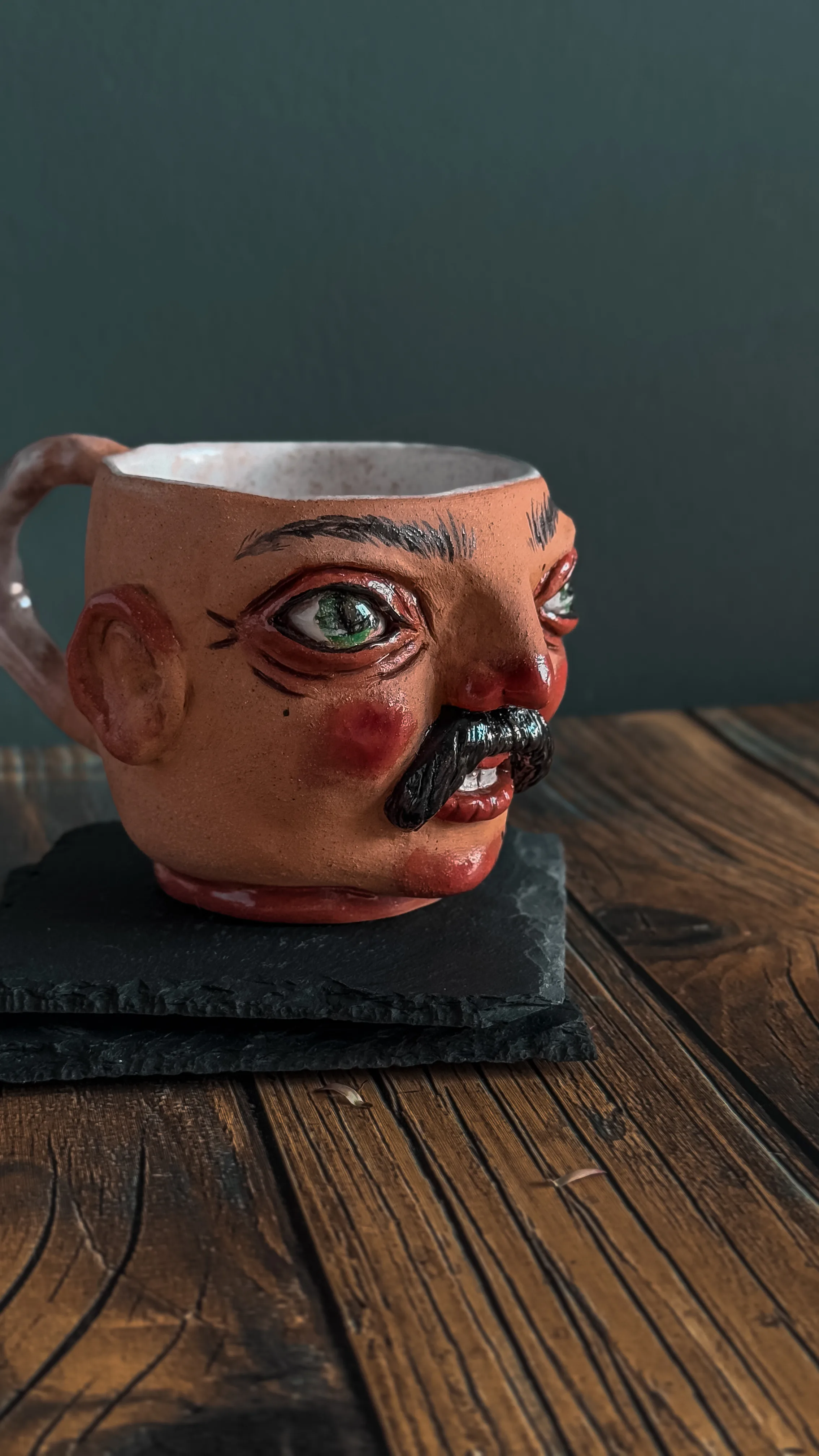 كوب صاحب الشنب من متجر حكايات الطين الأحمر