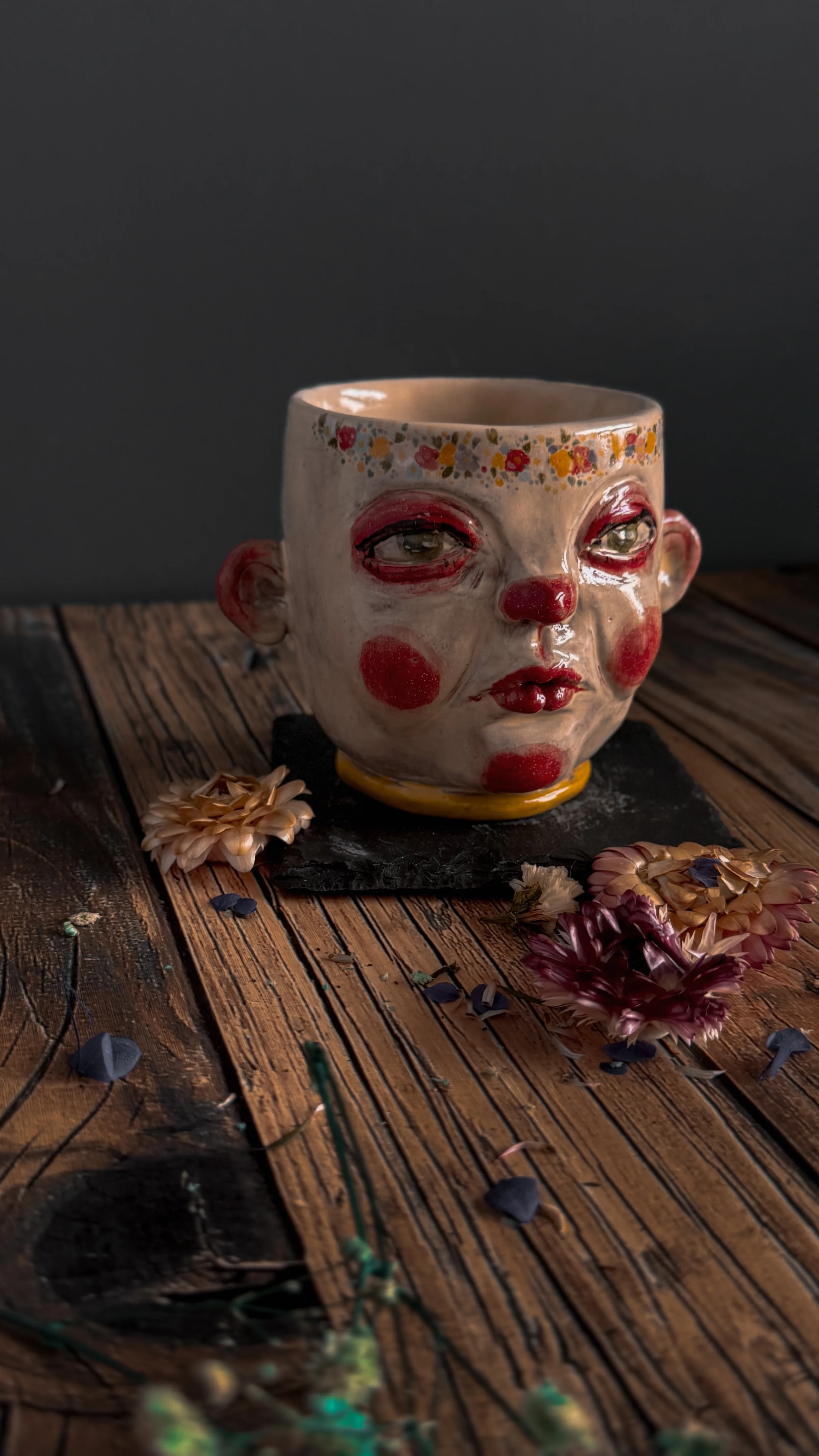 أصلع الحواجب من متجر حكايات الطين الأحمر