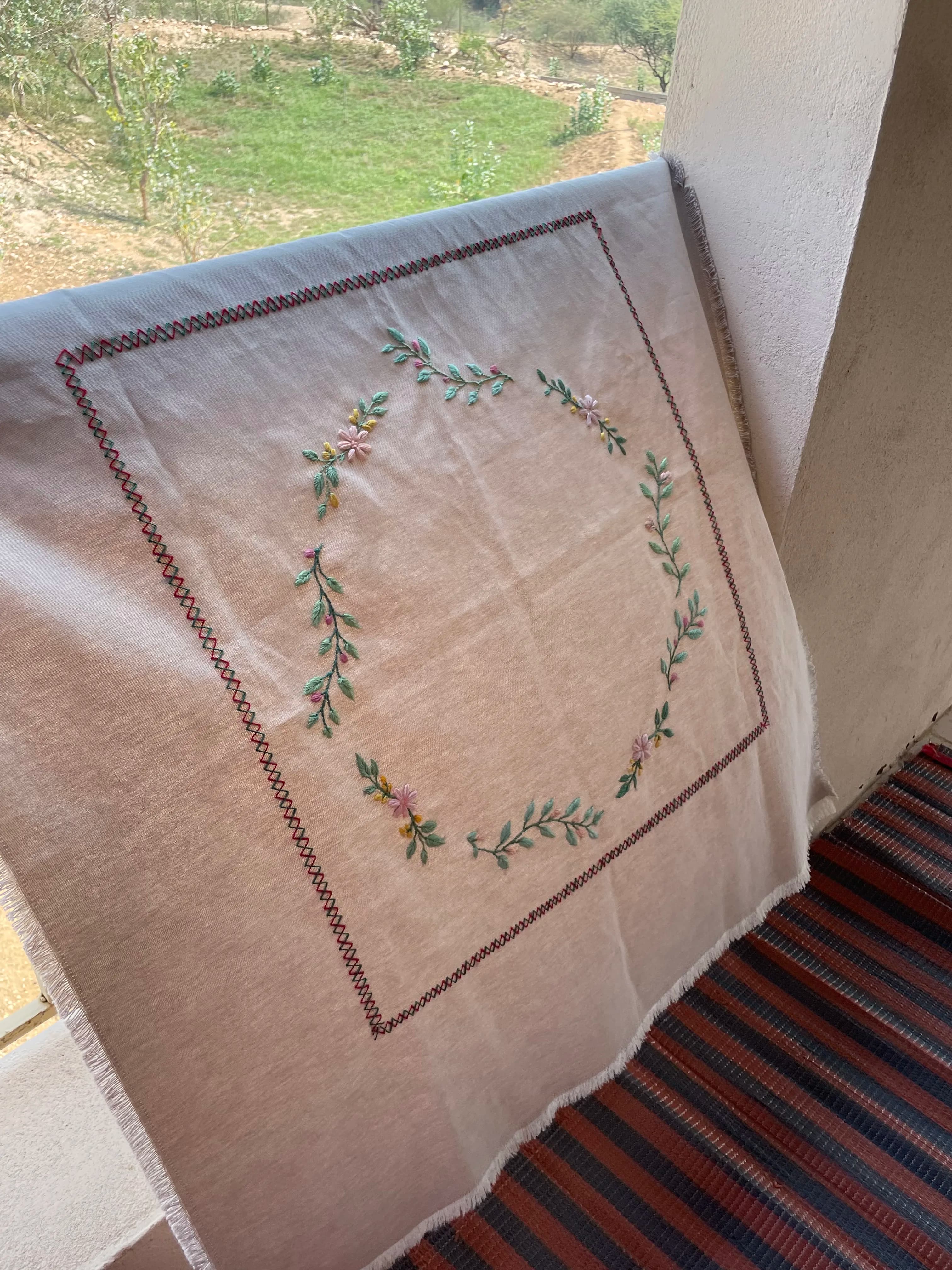 مفرش طاولة من متجر تطريز / 𝒩𝒪ℛ𝒜ℋ