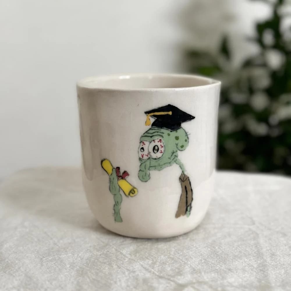 كوب تخرج شفيق بدون مقبض من متجر كوب الفخار