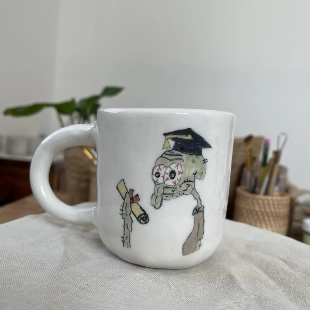 كوب التخرج شفيق بمقبض من متجر كوب الفخار