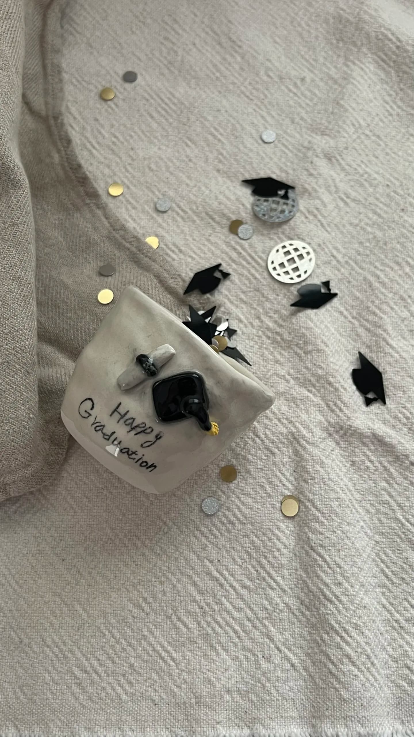 كوب خزفي أبيض مطفي مكتوب عليه Happy Graduation مزين بقبعة تخرج يدوية الصنع