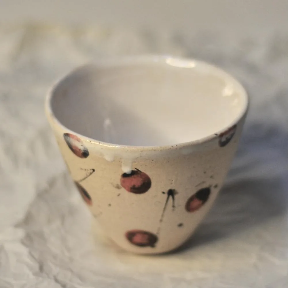 كوب فخاري مصنوع يدوياً بتصميم مرقط من متجر Bastet Atelier