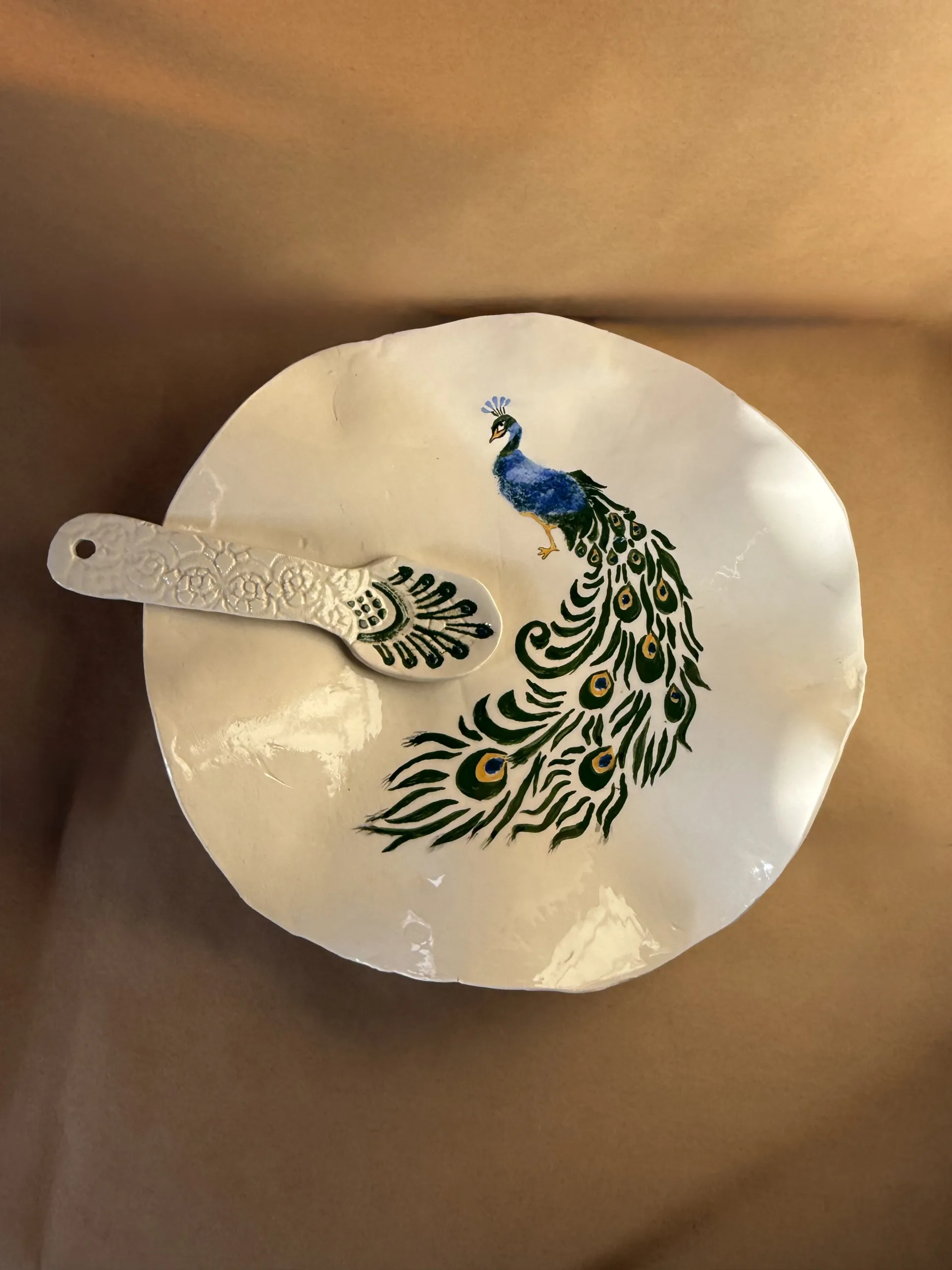 طبق الطاؤوس من متجر طِيــــــــــــــــنة