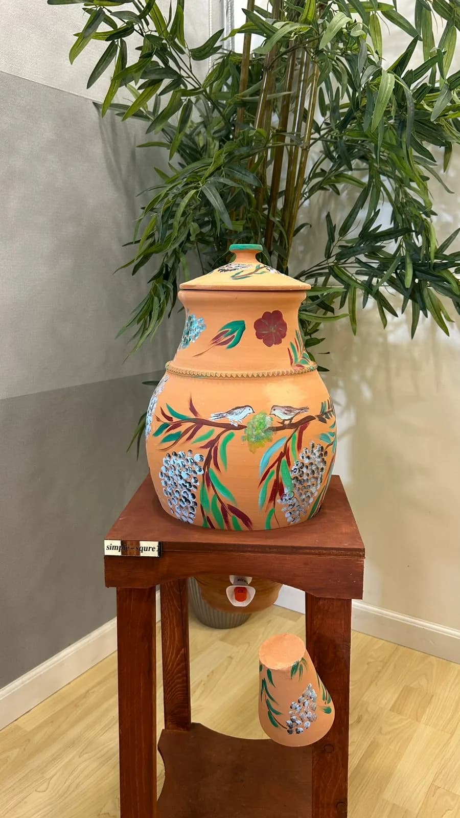 زير فخار للماء من متجر مربع بسيط