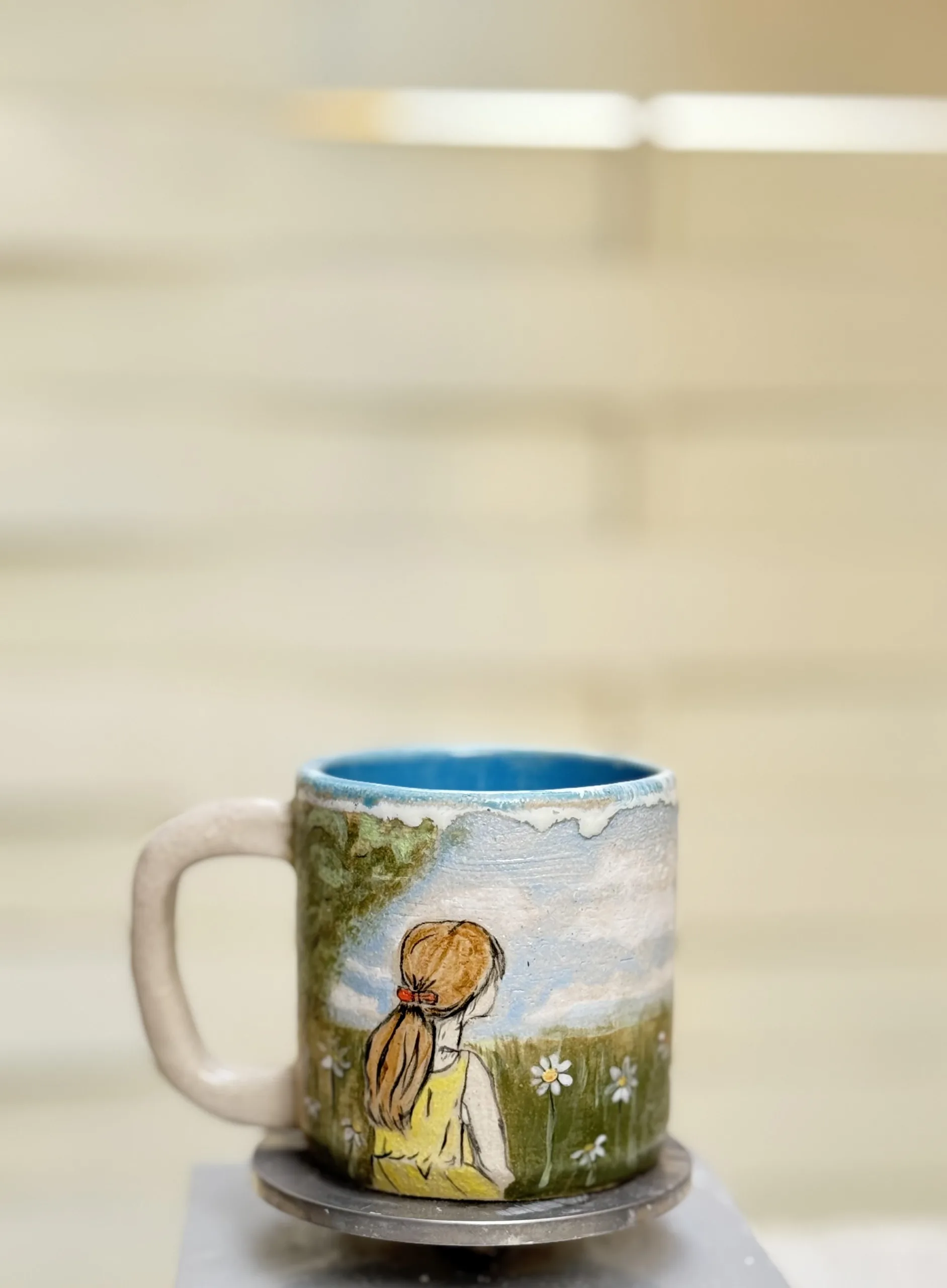 كوب فخار يدوي – لحظة سلام في حقل ورد 🌸🌿 من متجر تليد