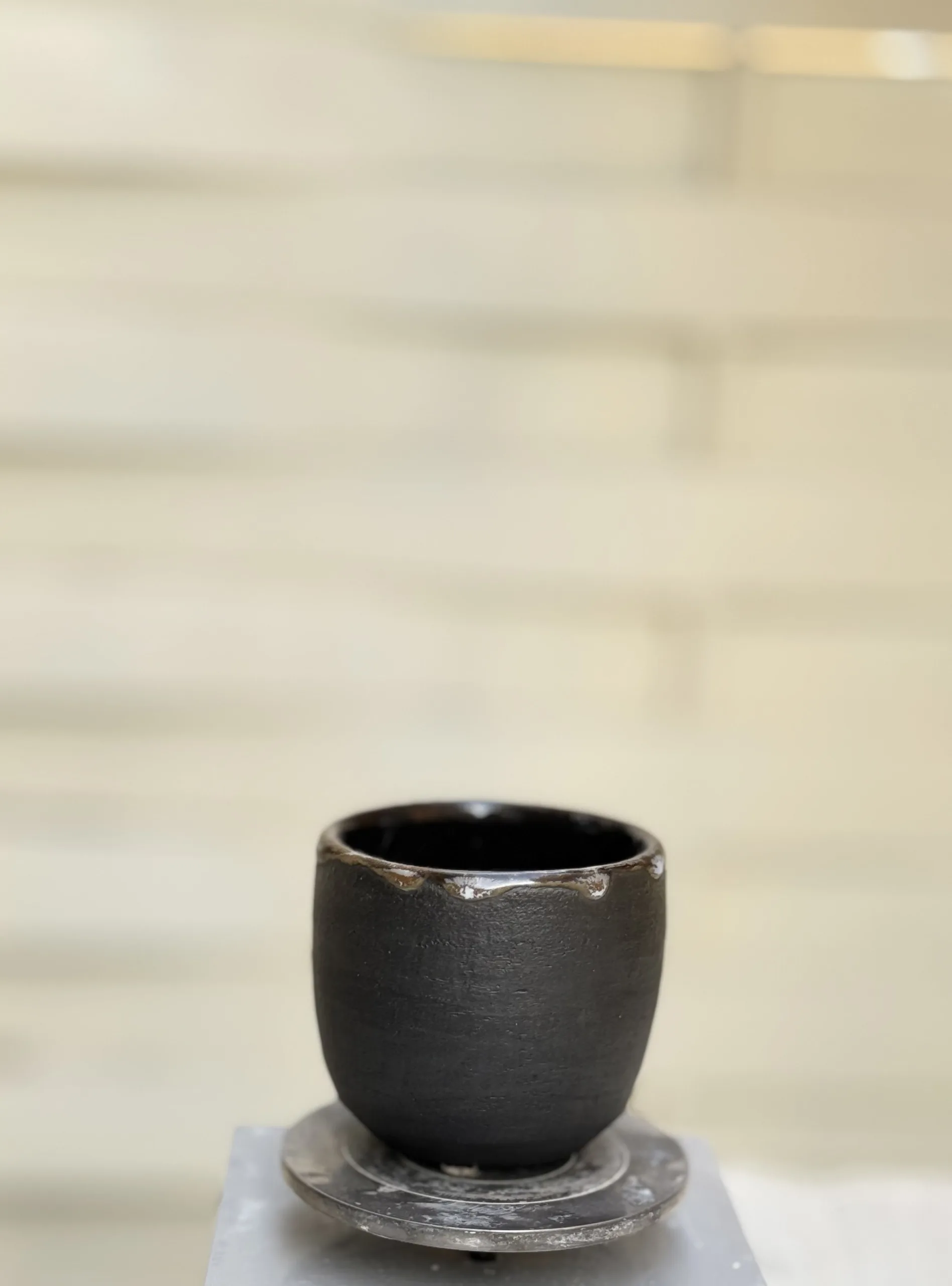 كوب فخار أسود انيق -قابل للتخصيص من متجر تليد