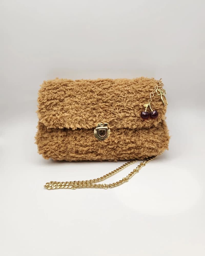 حقيبة الكرز الاحمر من متجر متجر منسوجة بعناية