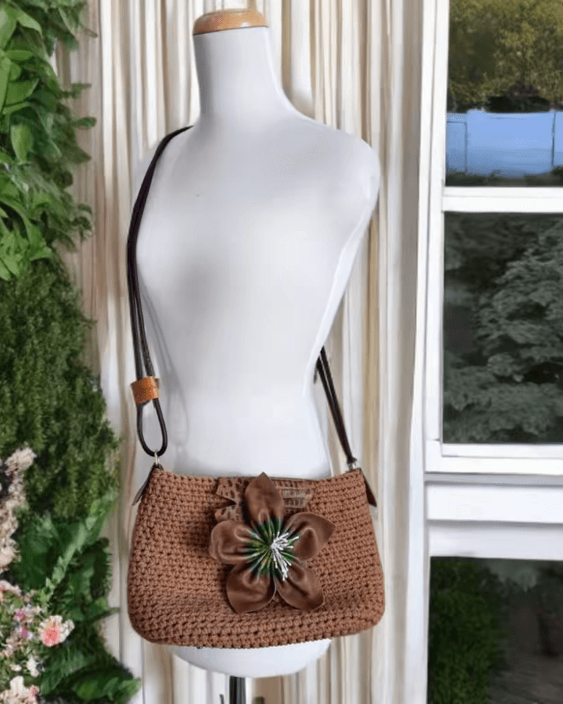 صورة حقيبة كروشيه بقطع الجلد - كروشيه بوتيك