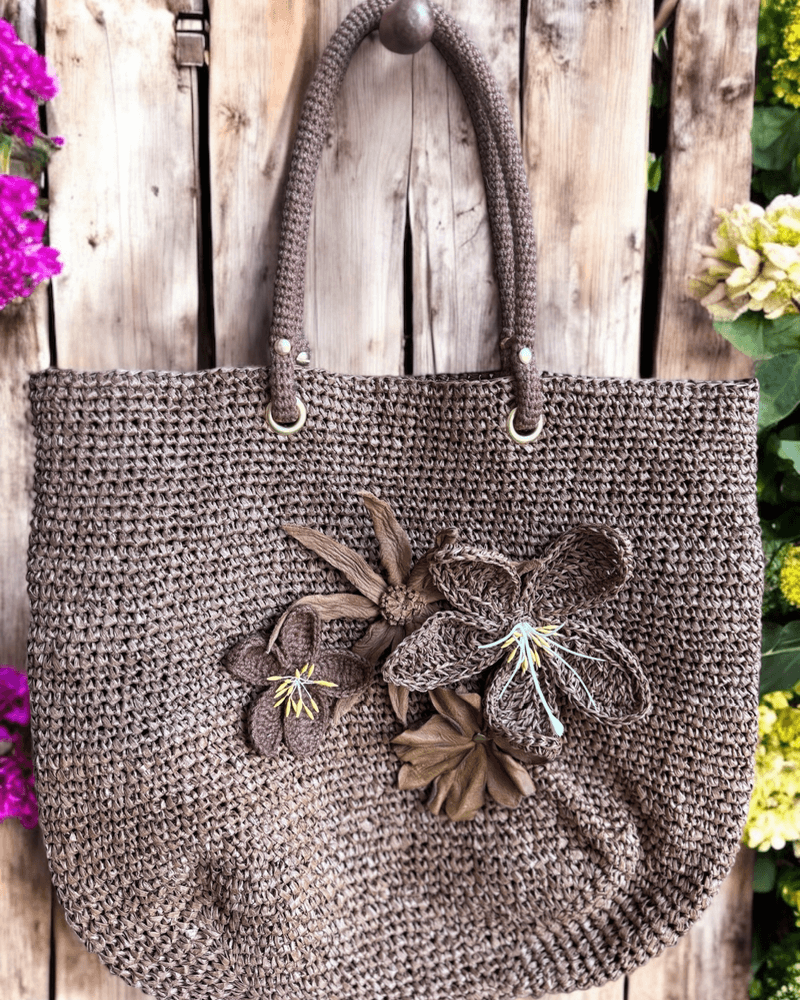 صورة حقيبة كروشيه بأزهار بني.. - كروشيه بوتيك