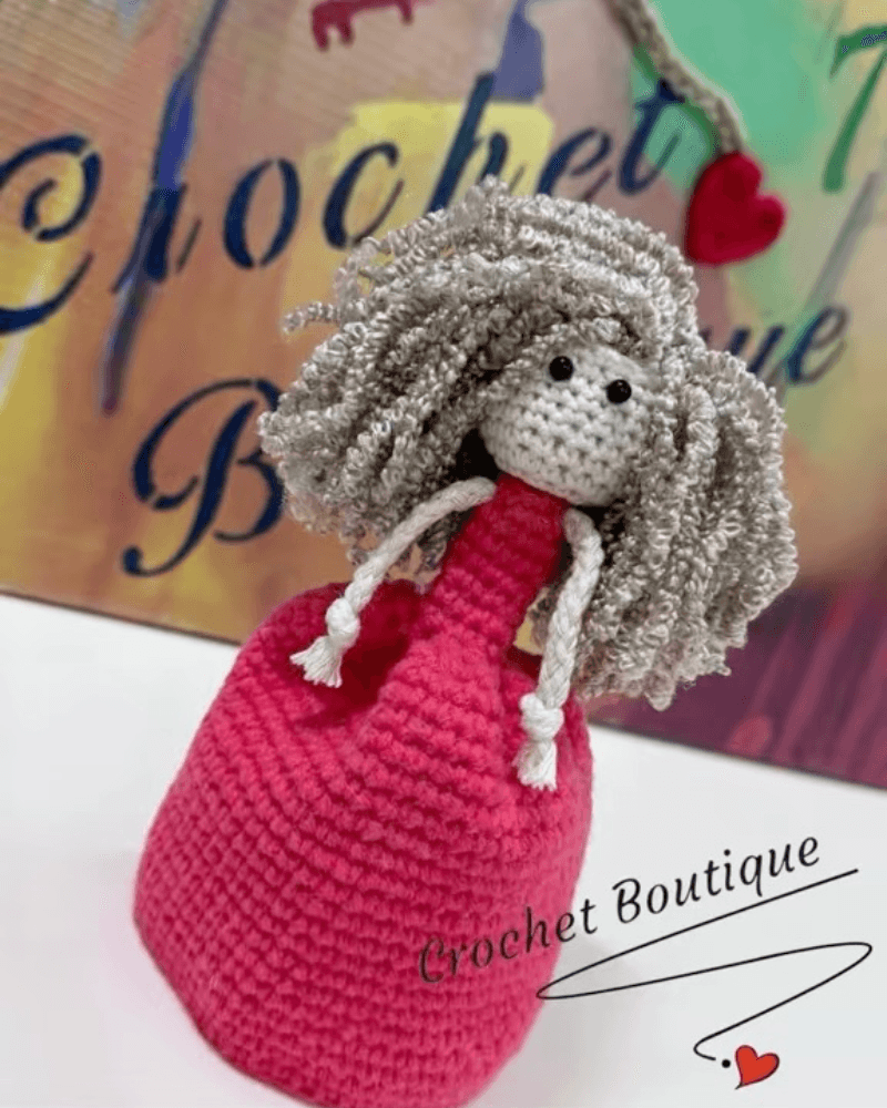 دميه بيضا بشعر اشقر من متجر كروشيه بوتيك