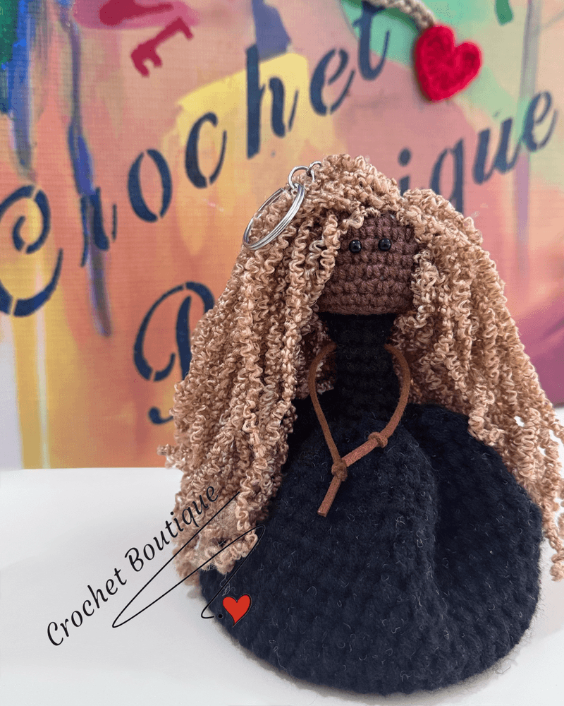 دميه سمرا بشعر اشقر من متجر كروشيه بوتيك