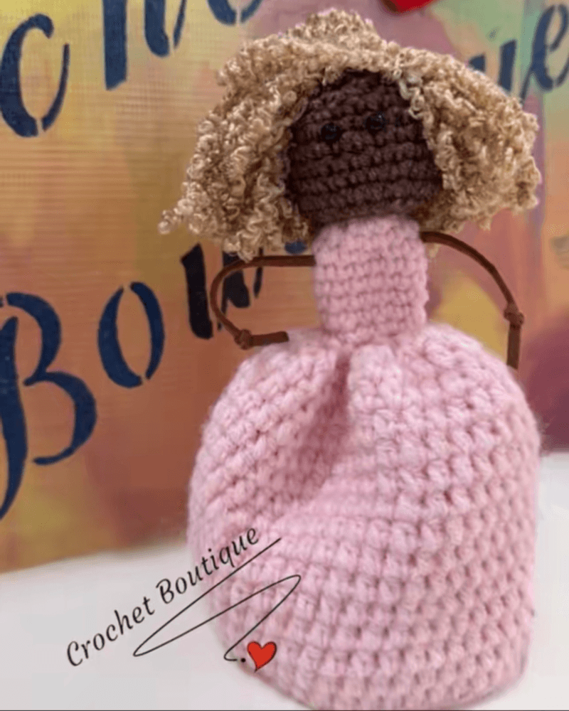 دميه سمرا بشعر أشقر من متجر كروشيه بوتيك