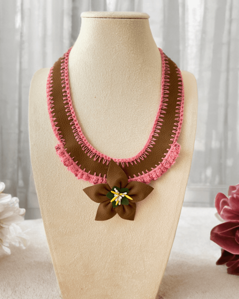 عقد كروشيه مع جلد من متجر كروشيه بوتيك