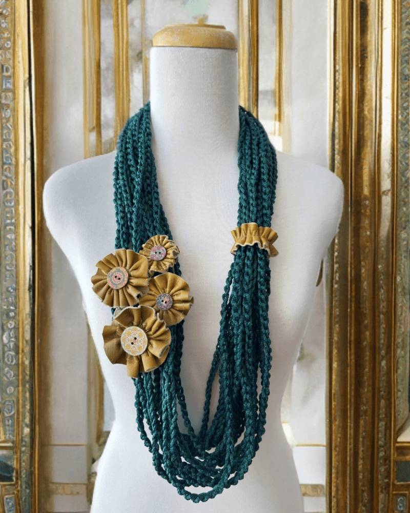 سلسال كروشيه مع الزهر من متجر كروشيه بوتيك