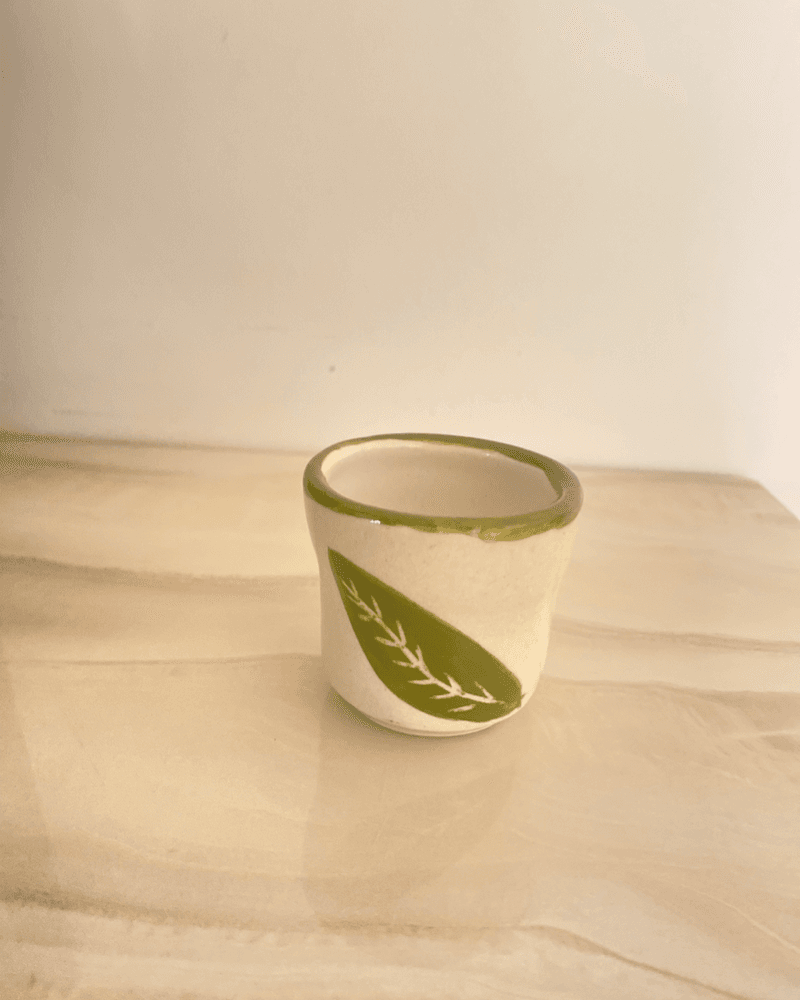 فنجان ورقه وسعف من متجر عجية للخزف والفخار