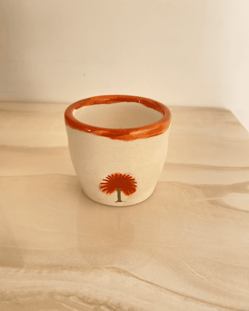 كوب بنقش النخله من متجر عجية للخزف والفخار