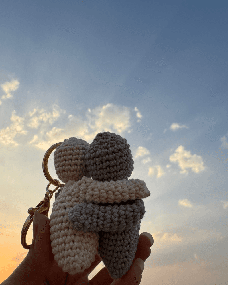 ميدالية الحضن من متجر بيت دمى الكروشية