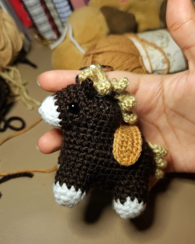 ميدالية حصان بني من متجر نسجة