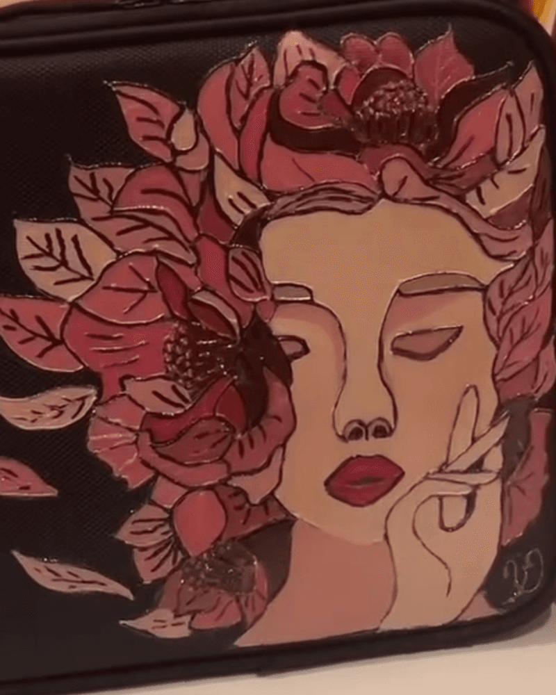 علبة مكياج من متجر بيذانة