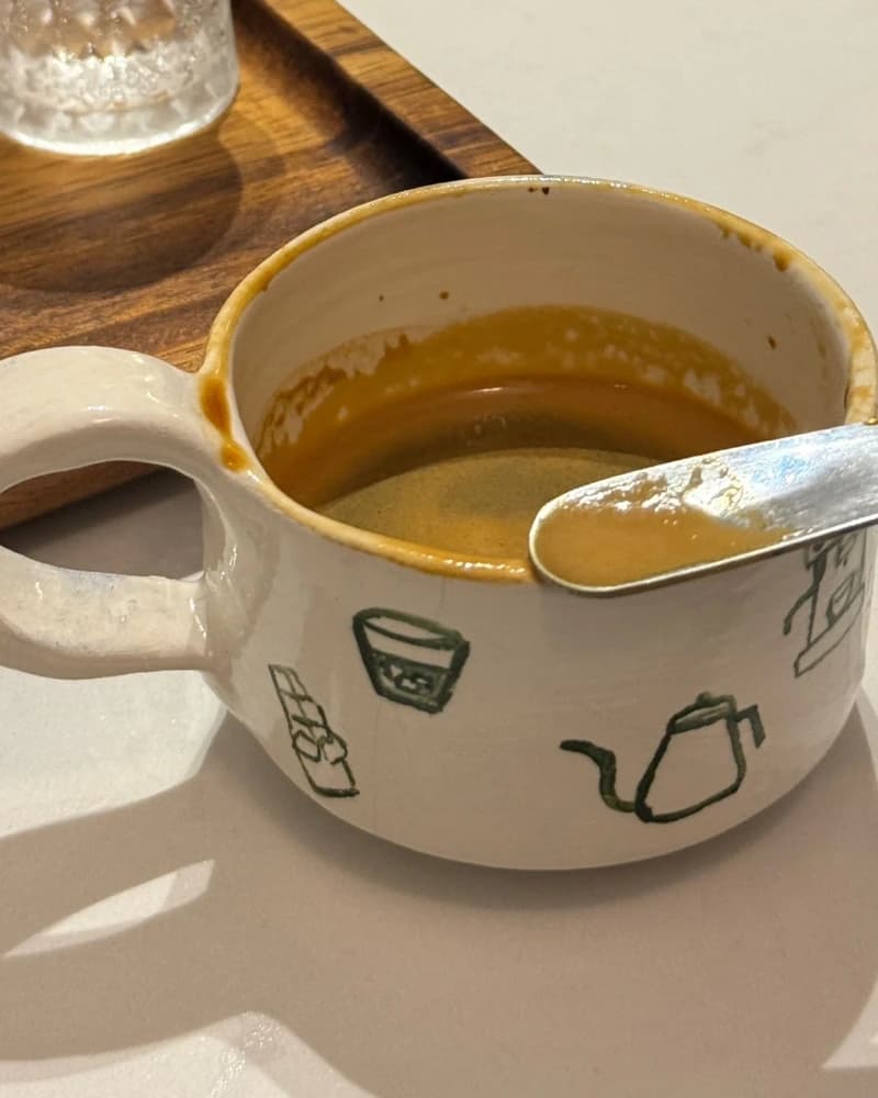 كوب اسبرسو مع صحن من متجر استوديو النجمة