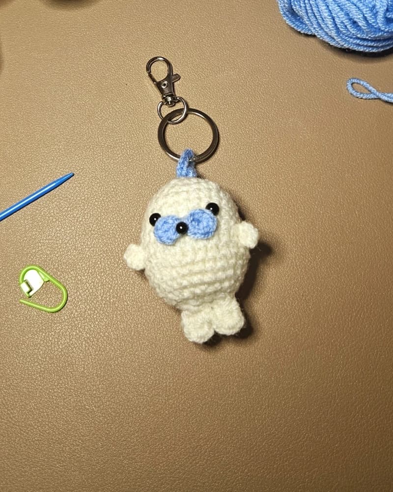 ميدالية فقمه من متجر نسجة