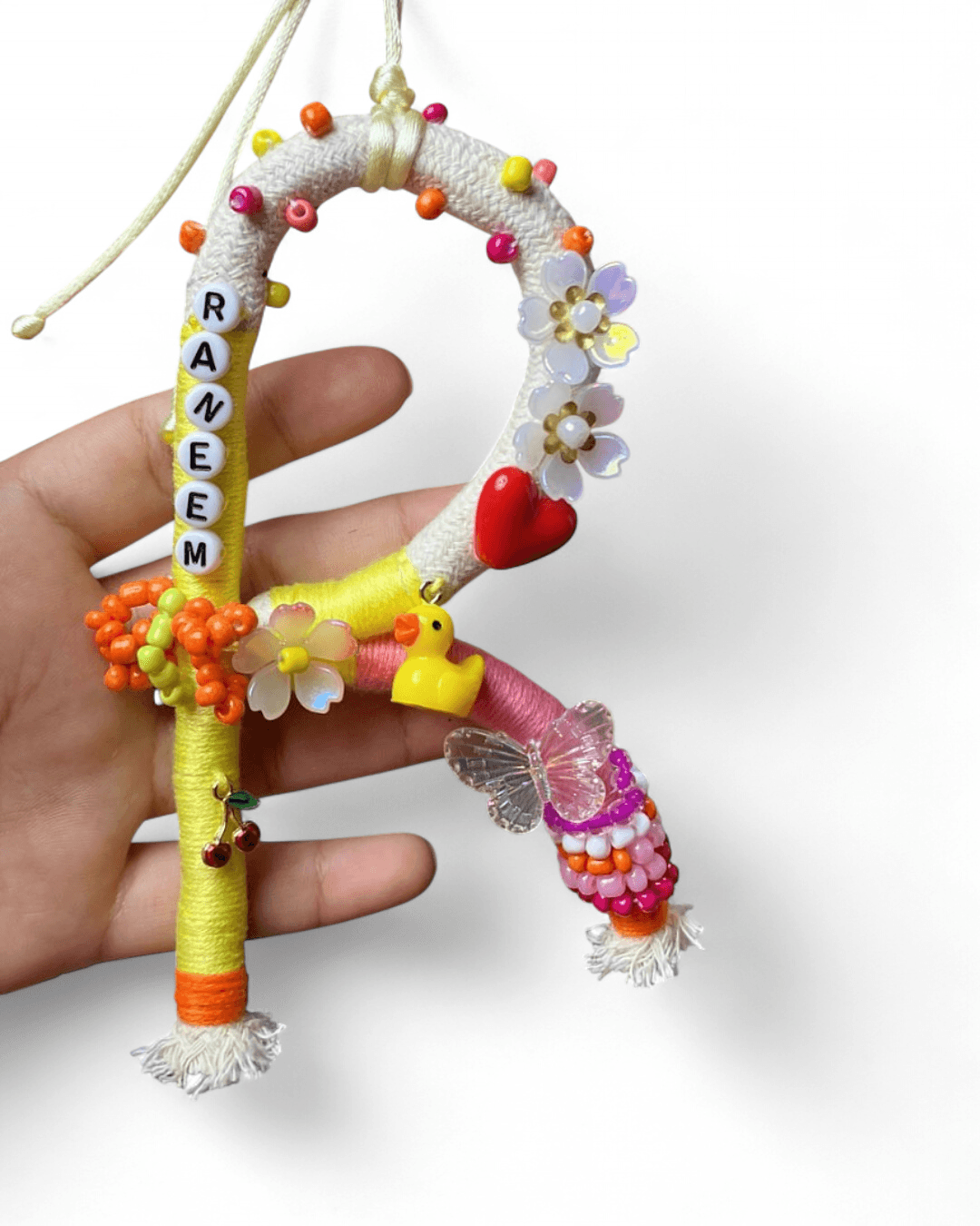 ميدالية حرف “R” المزينة من متجر إبريز