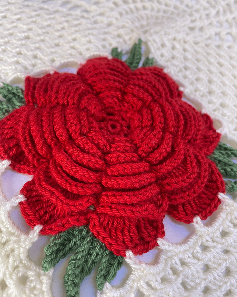 مفرش بوردة حمراء من متجر بشاير كروشية