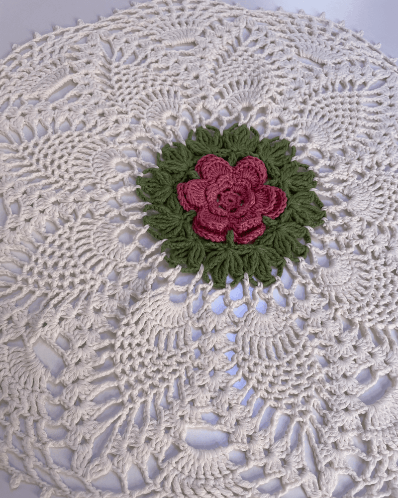 مفرش طاولة وردة من متجر بشاير كروشية