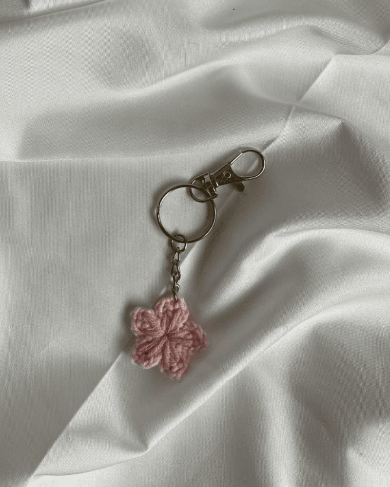 ميدالية زهرة الساكورا من متجر ريڤا