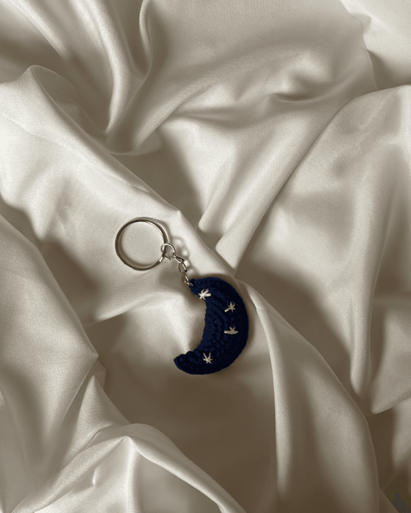 ميدالية قمر من متجر ريڤا